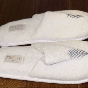 Frette Mens White Slippers with Leaf Embroidery
